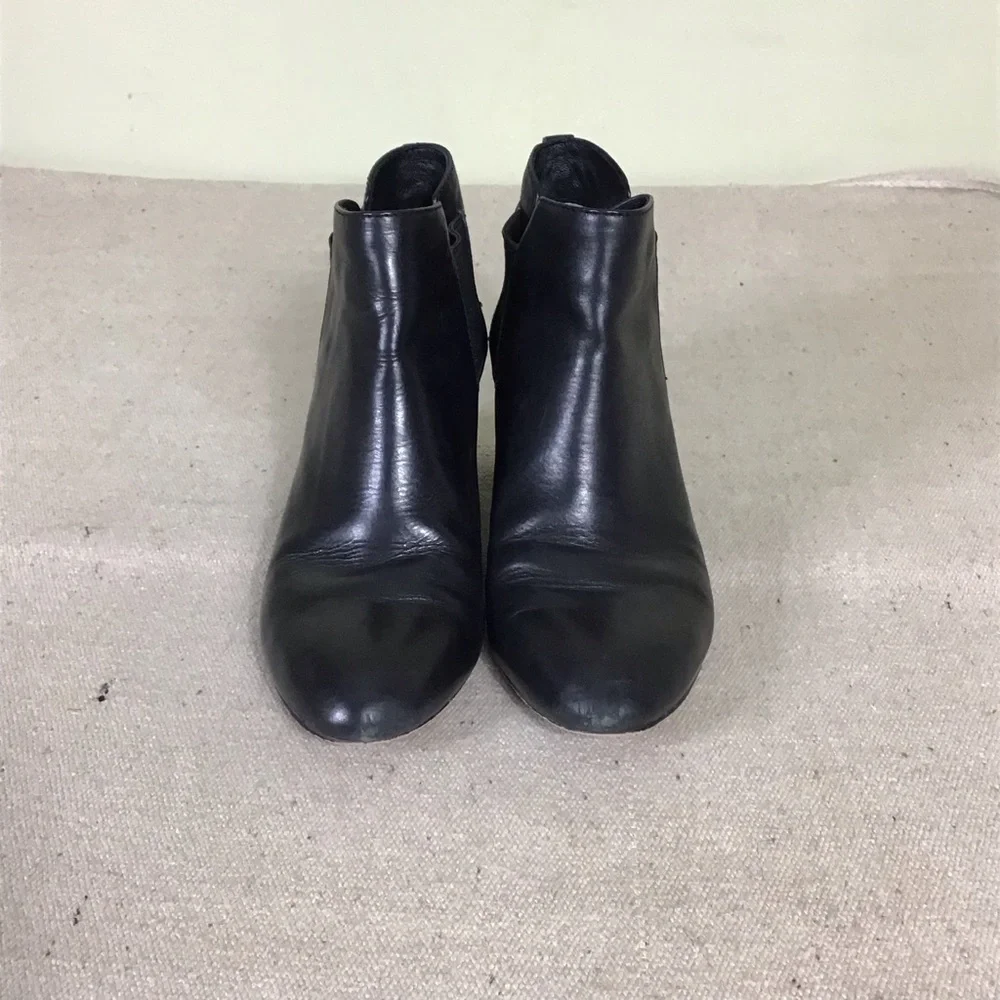 Vero Cuoio Signature black leather ankle bootie Women’s Size 8.5